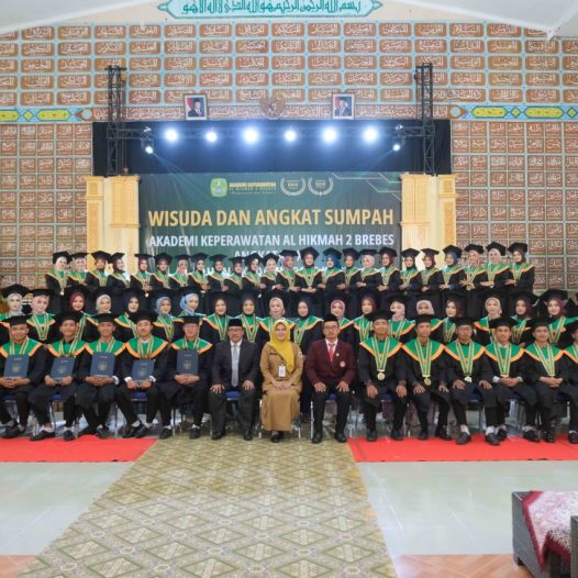 Wisuda dan Angkat Sumpah Akper Al Hikmah 2 Brebes Angkatan XX TA 2024/2025