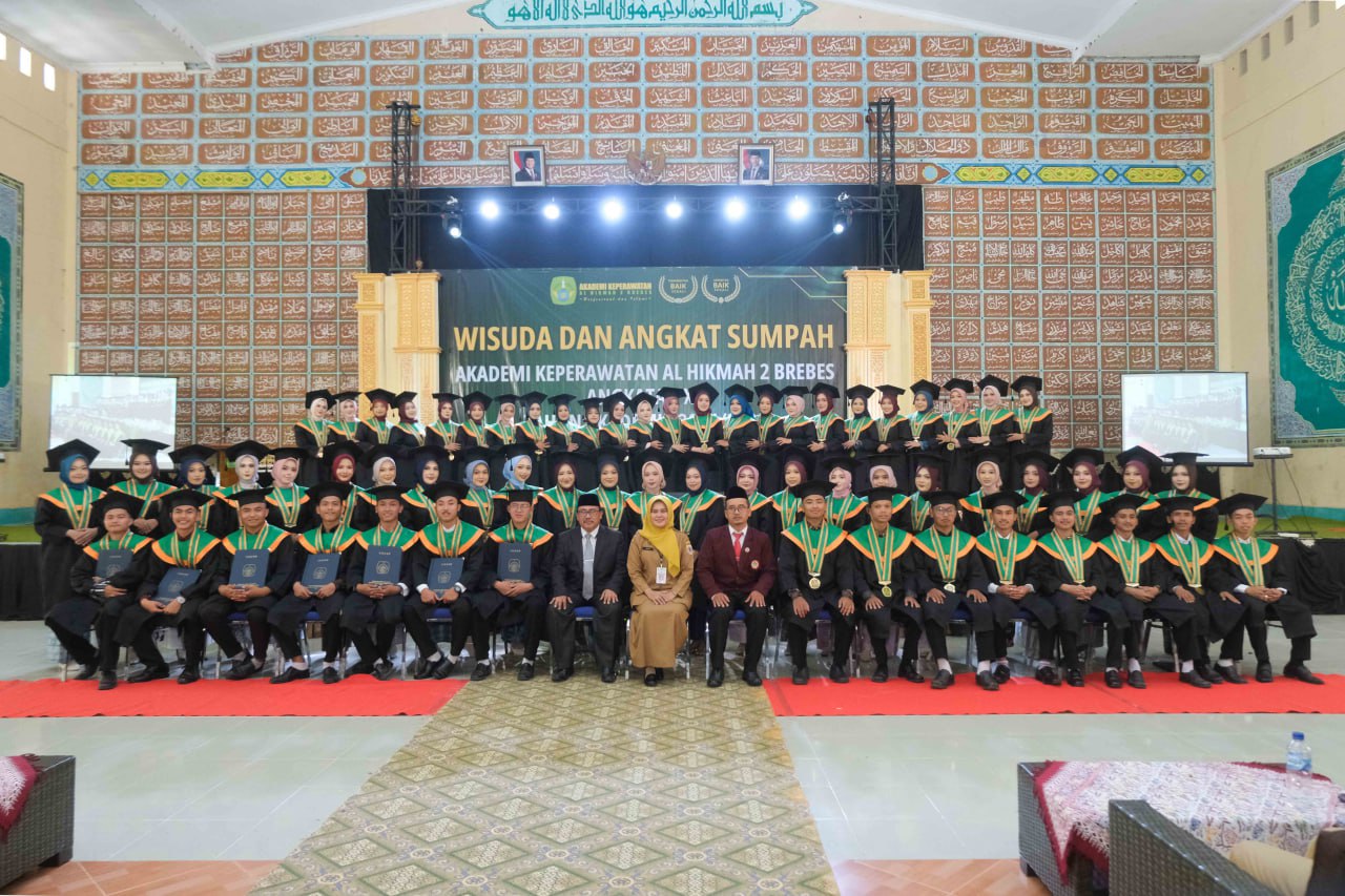 Wisuda dan Angkat Sumpah Akper Al Hikmah 2 Brebes Angkatan XX TA 2024/2025